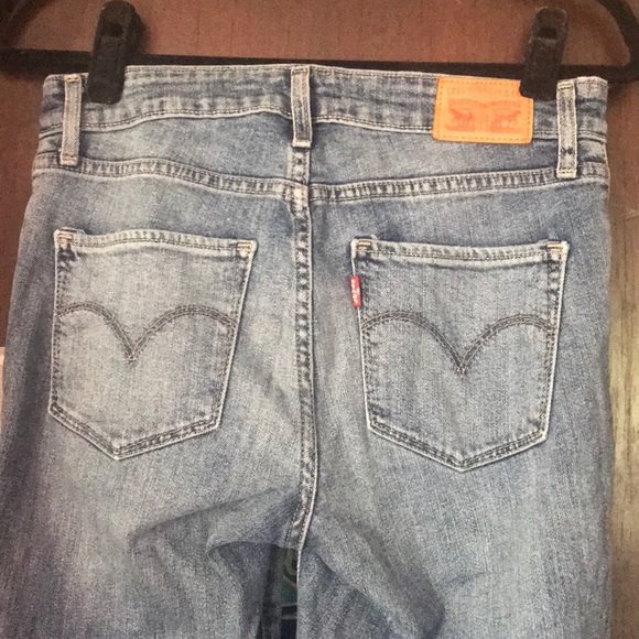 Higher rise LEVI jeans w/ frayed bottoms - Picture 2 of 2